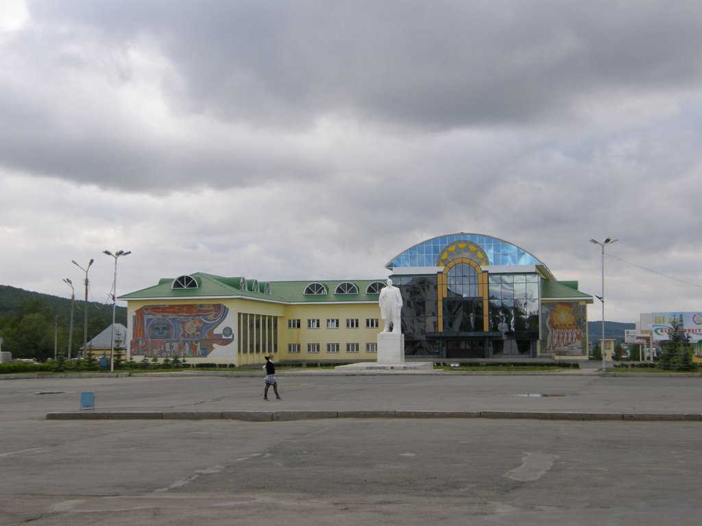 центральная площадь / central square
