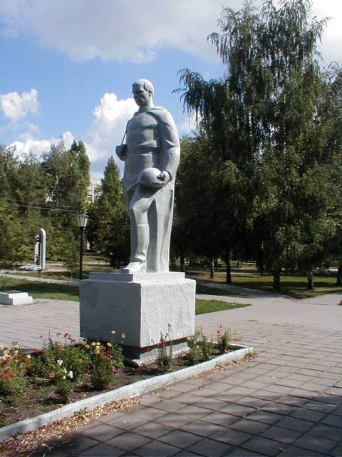 памятник воинам ВОВ возле больницы