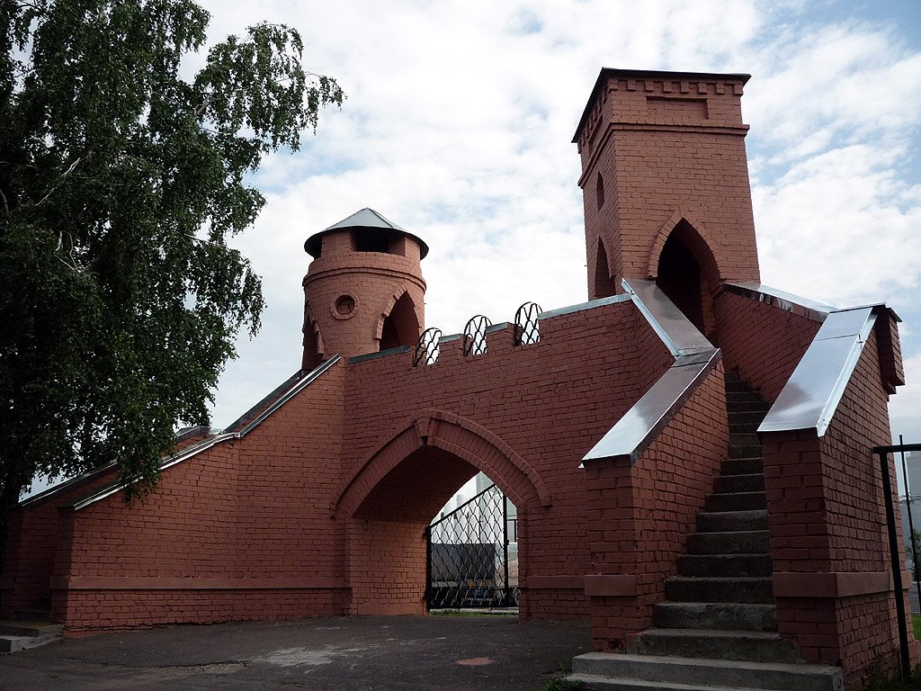 "Замок" на входе в детский сад (вид сзади)