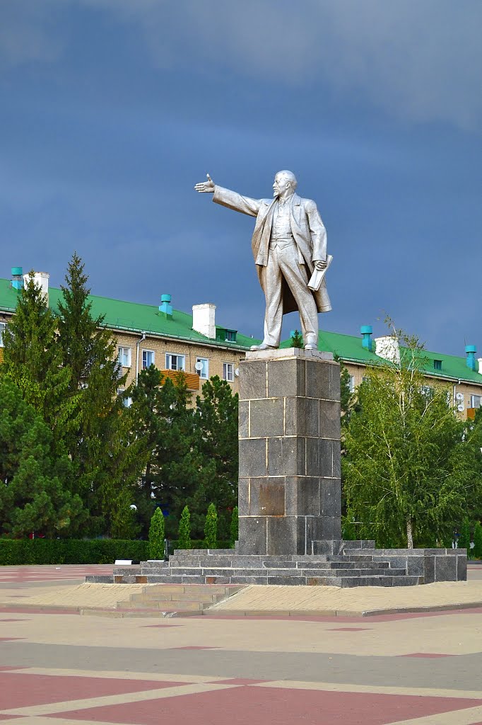 Белгородская обл. г. Алексеевка. Памятник Ленину на площади. / Belgorod Oblast. Alekseevka. Lenin monument.