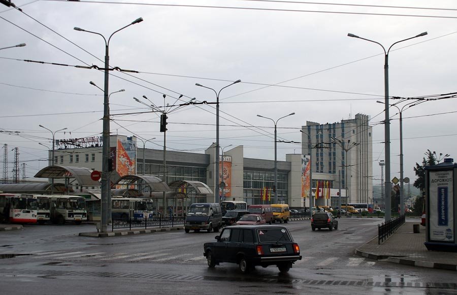 Вид на Вокзальную площадь и ЖД вокзал ст. Белгород / View of Vokzalnaya square and Belgorod railway station (09/05/2007)
