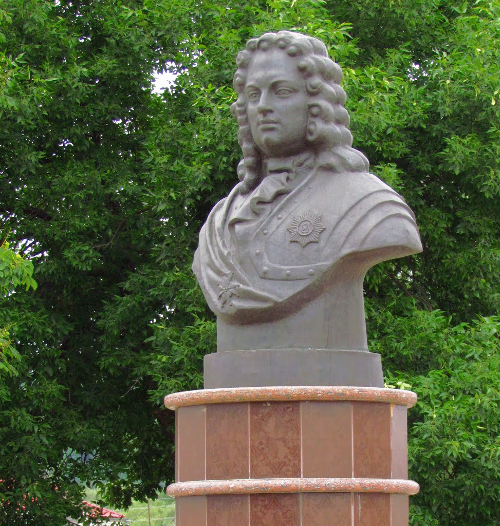Бюст Бориса Петровича Шереметьева (1652-1719). Его именем было названо село Борисовка. 17 июня 2012.
