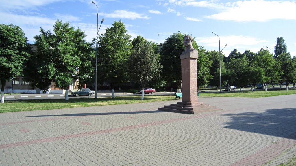 ул. Лазарева. Памятник Лазареву