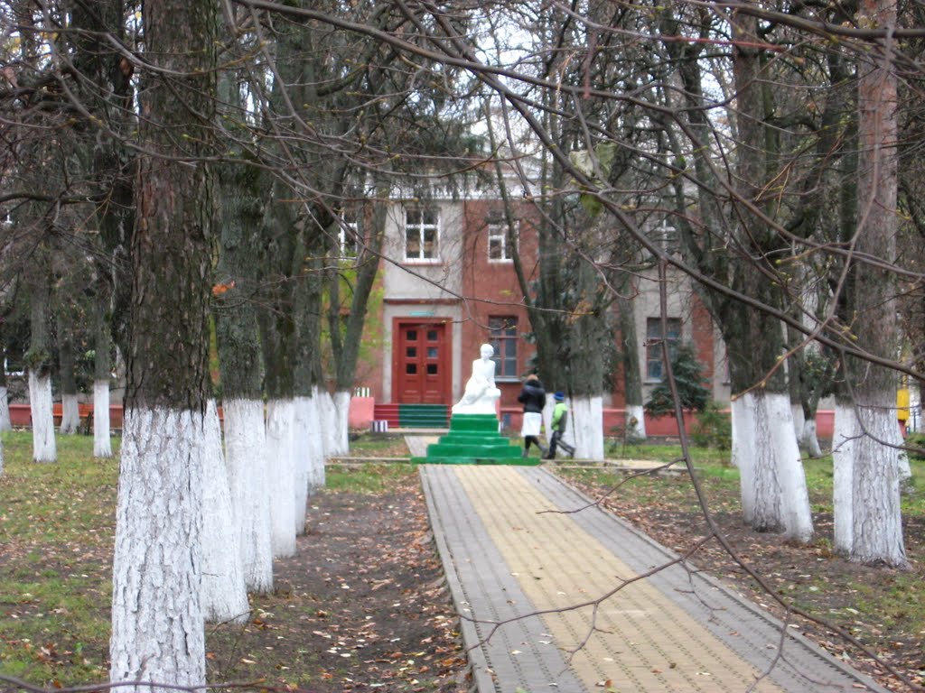 Главный корпус санатория и памятник маленькому Ленину