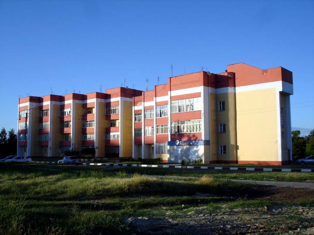 У дома по ул. 5 Августа, 17