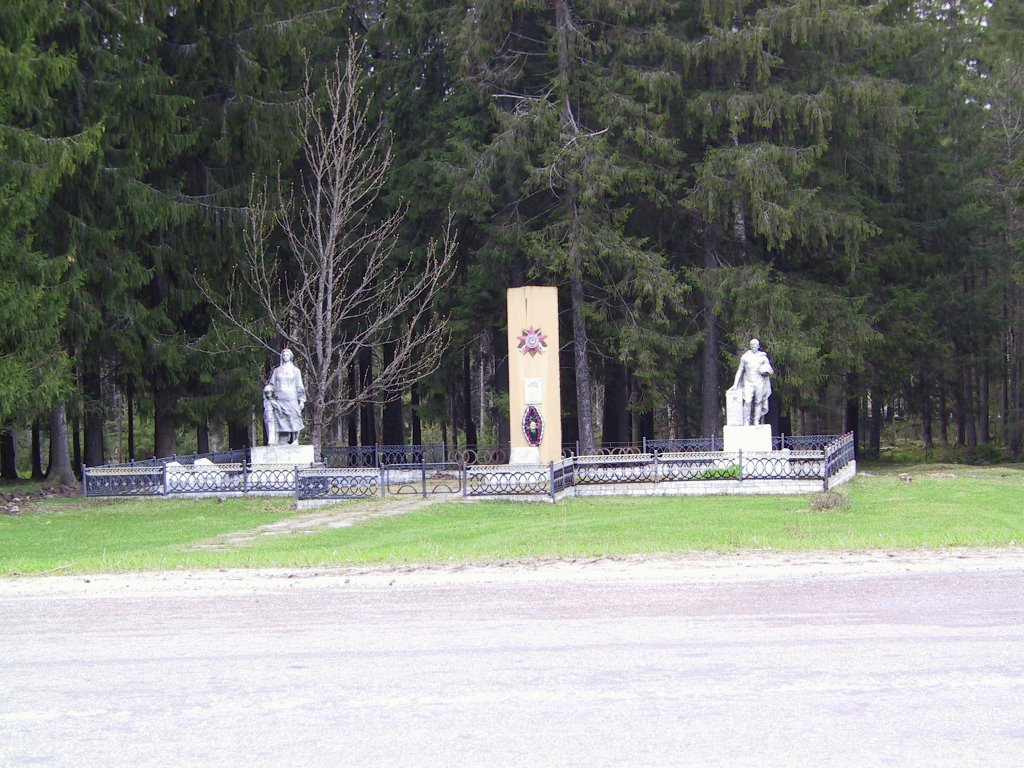 Памятник на въезде в Клетню
