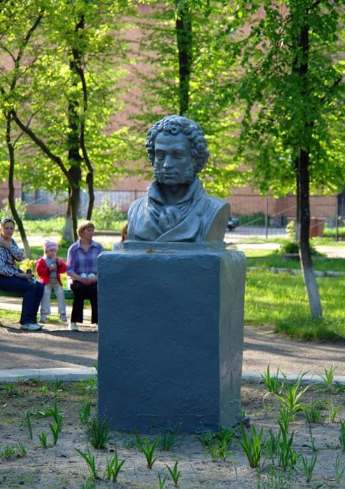 Памятник Пушкину. Постороен немцами в 1942 году во время окупации города