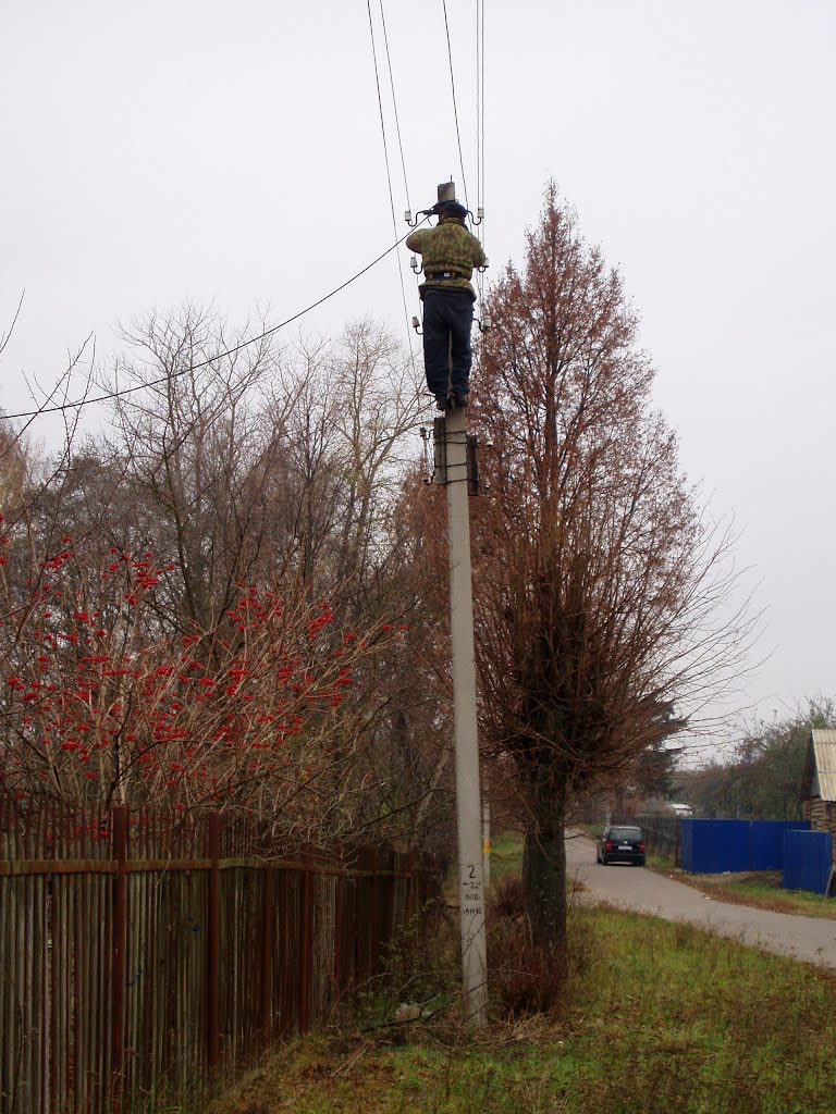 Электрик за работой (An electrician works)
