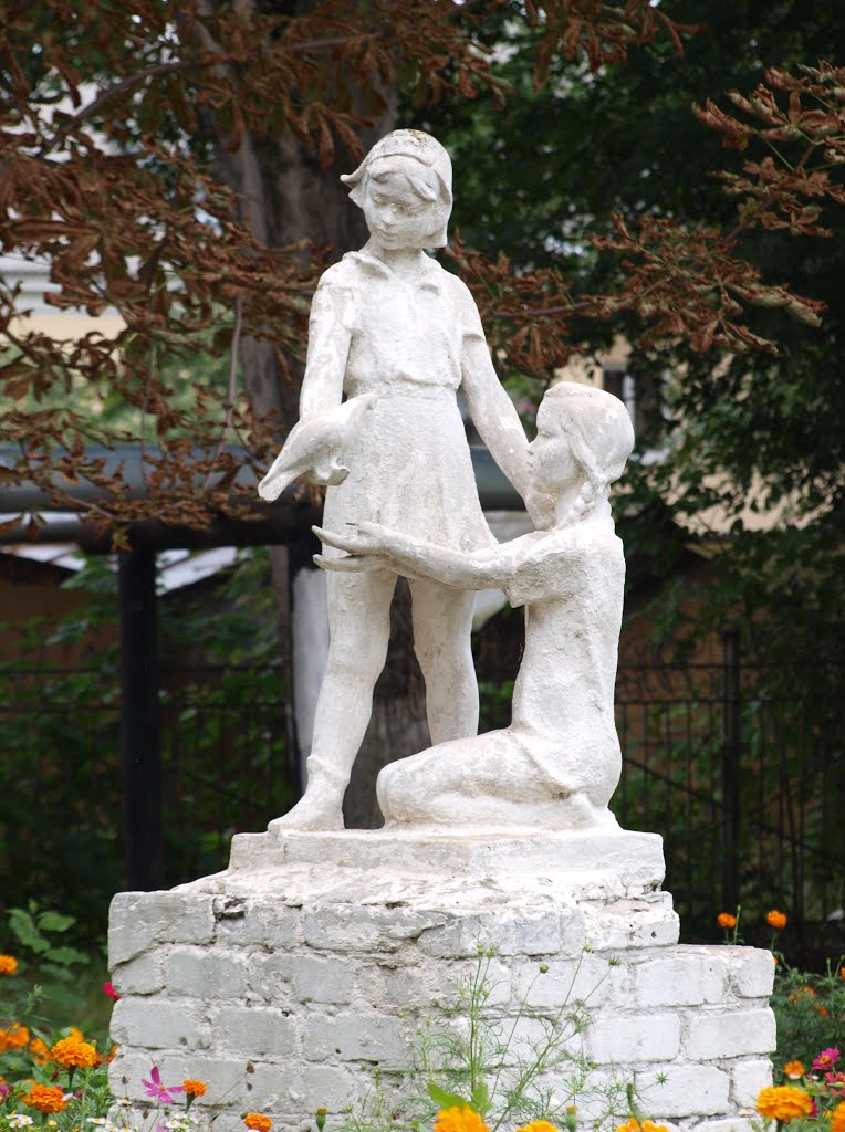 Дети и птичка / Children and a bird