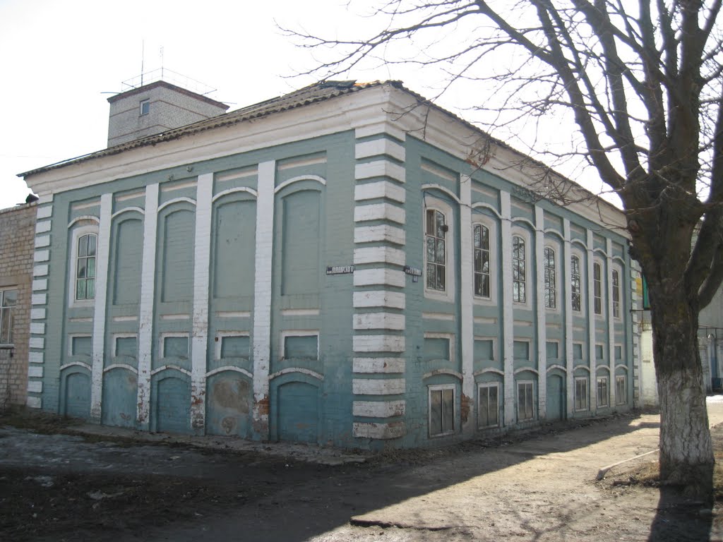 Память. В марте 1943 года в этом доме находился штаб 3 батальона 30 отдельной лыжной бригады.
