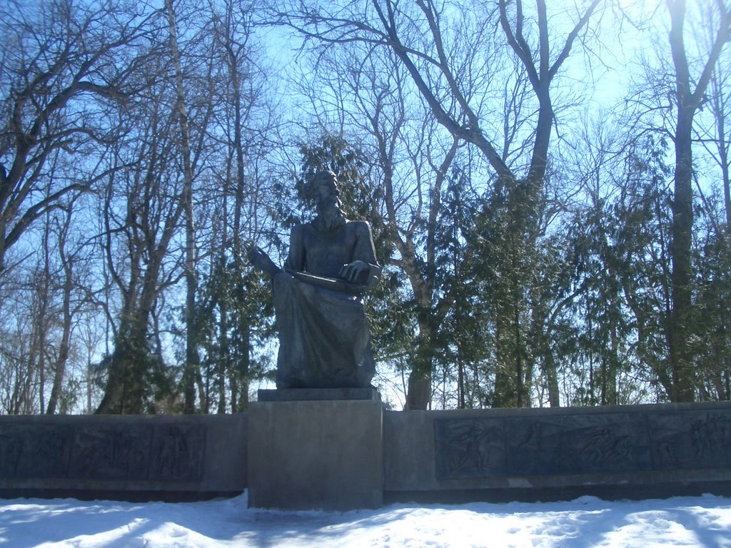 Памятник древнерусскому сказителю Бояну. Брянская область, г. Трубчевск