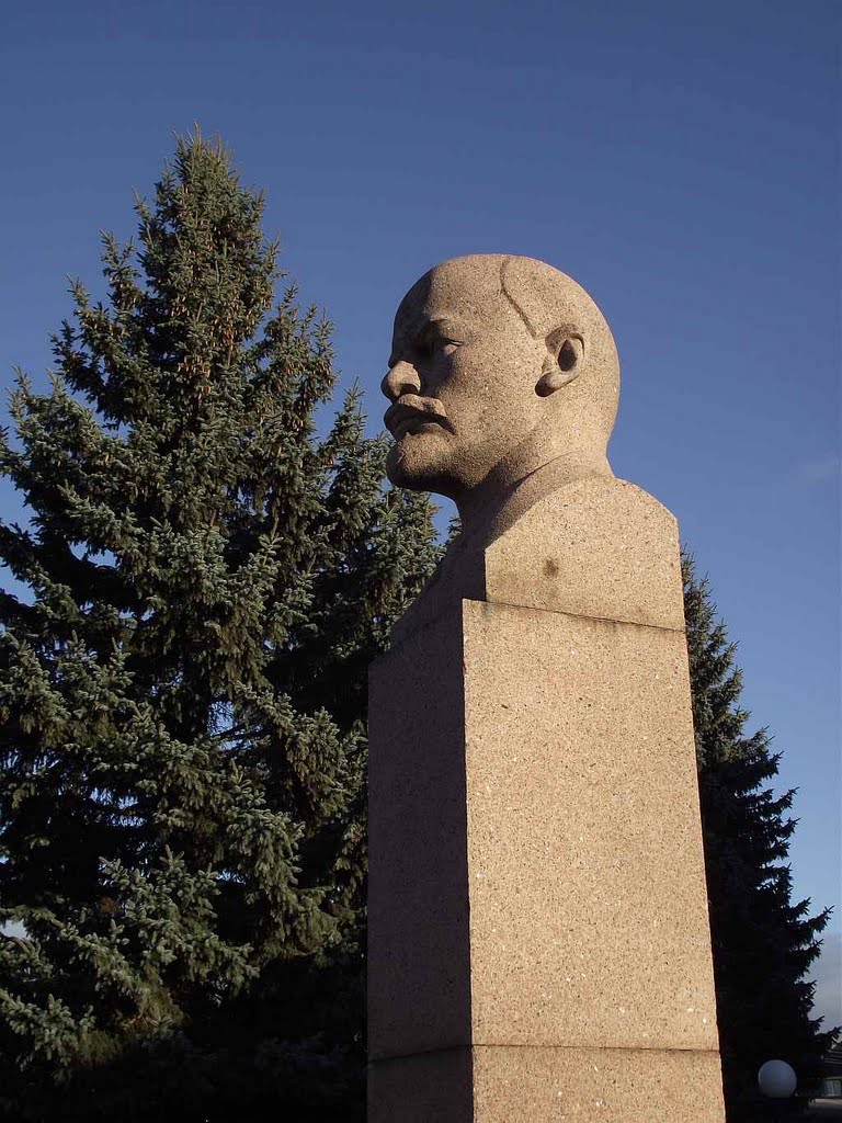 Бюст Ленину