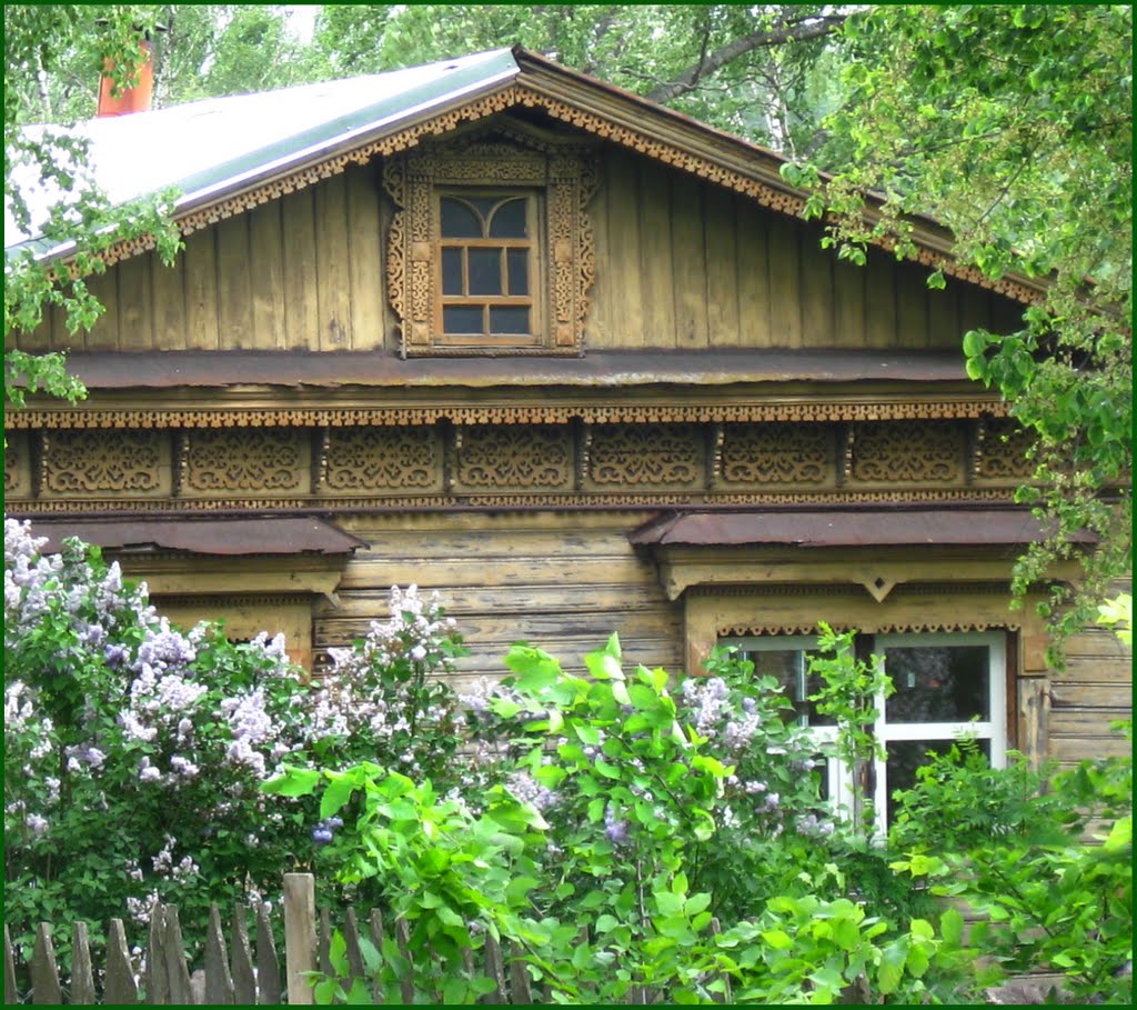 Окнами в сад. Old small house with windows in a garden.