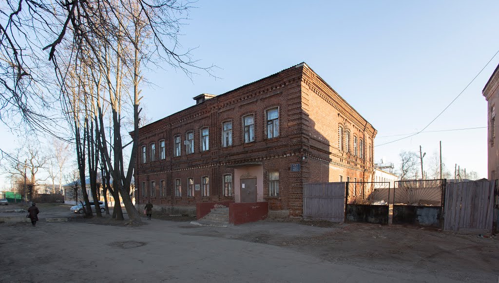 Начальная школа. В 19-20-м веке городское училище и управа.