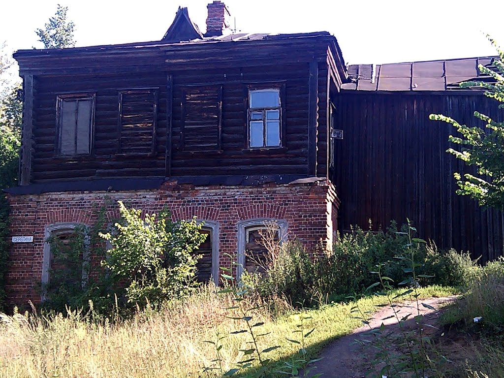 Здание общежития фабрики Морозова. Является памятником. Август 2012.