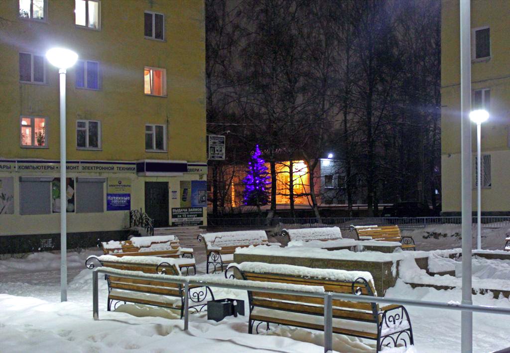 Скамейки у фонтана