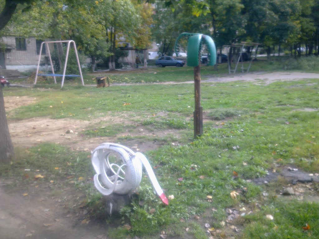 Чудеса творчества (лебедь и пальма из автошин).