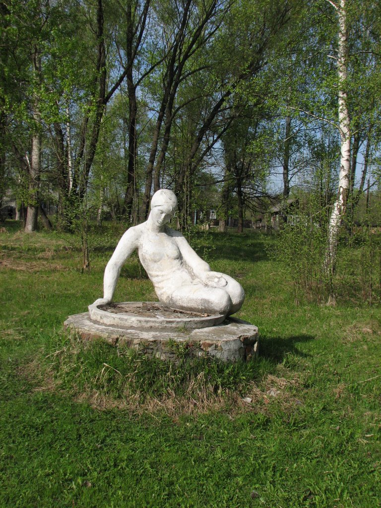Статуя Работницы (Park Statue)
