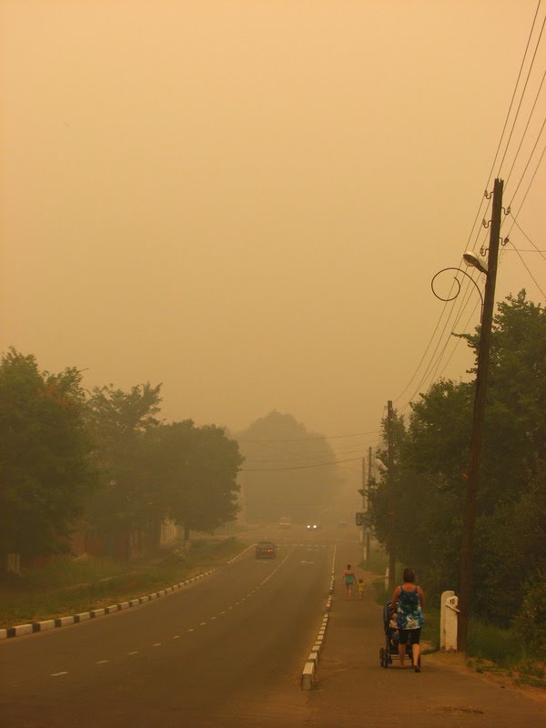 Дым лесных пожаров в Меленках. Улица 1 Мая (The smoke of forest fires in the Melenki. 1 May street)