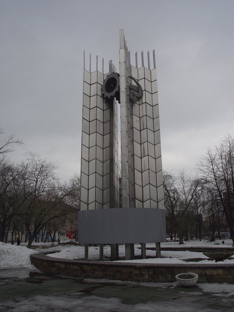 Стелла на площади Труда