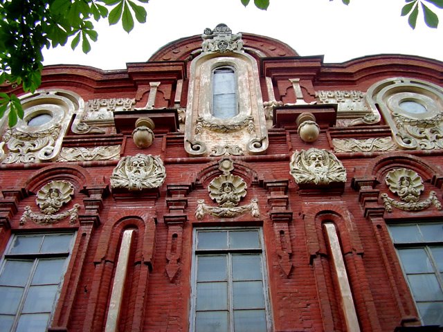 Живший в Зацарицынском форштадте богатый лесопромышленник Шлыков построил на свои средства и подарил городу здание особой архитектуры. Царицынская Дума в 1910 году открыла в этом здании женскую гимназию №4. После революции в здании располагался учительски