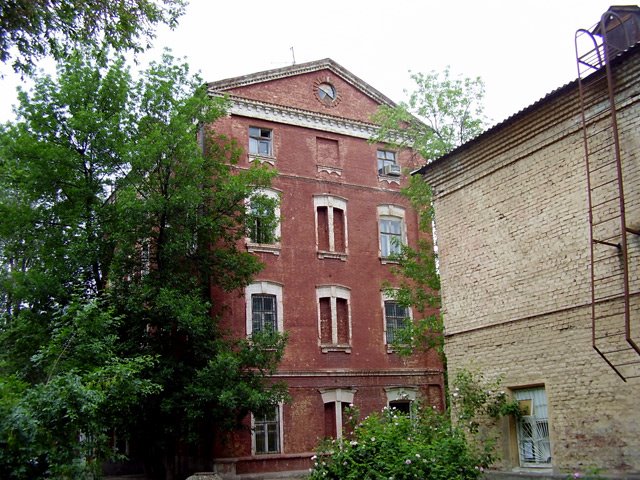 От пристани, по улице Сердобской, по сохранившейся и по сей день булыжной мостовой, на фурах и конных подводах перевозилось зерно для обмолота. Первая в городе паровая мельница была построена в Зацарицынском форштадте. Здание её сохранилось и в наше время