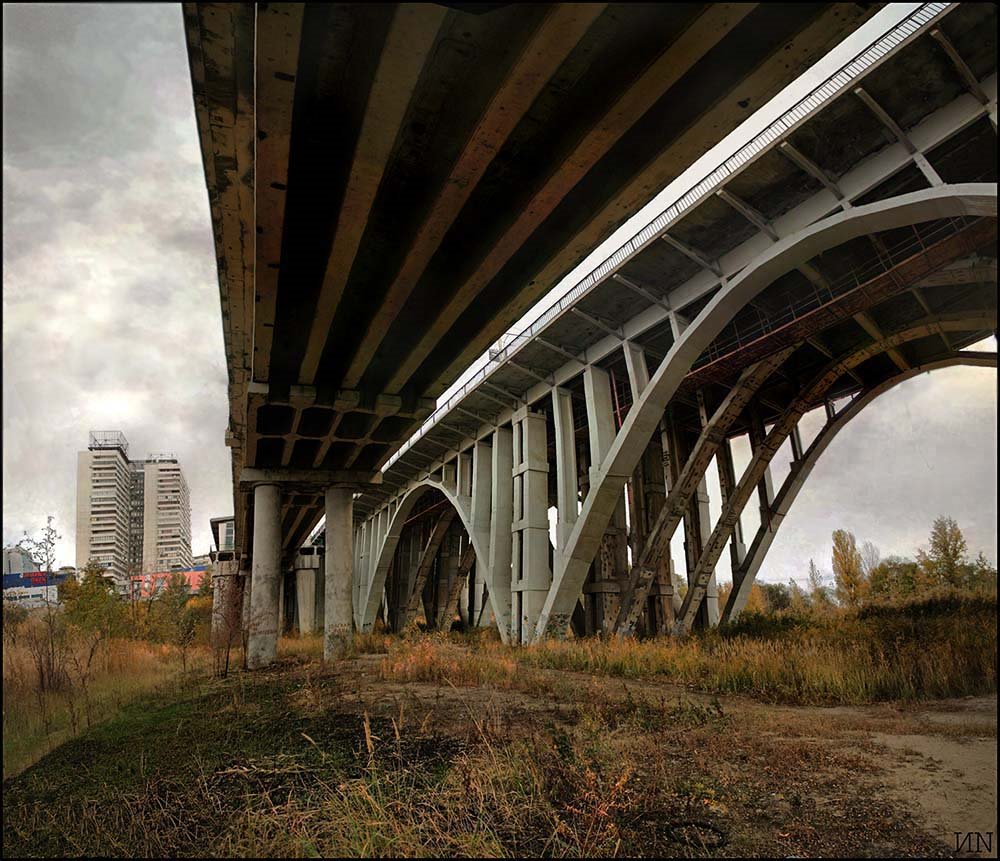 Под мостом
