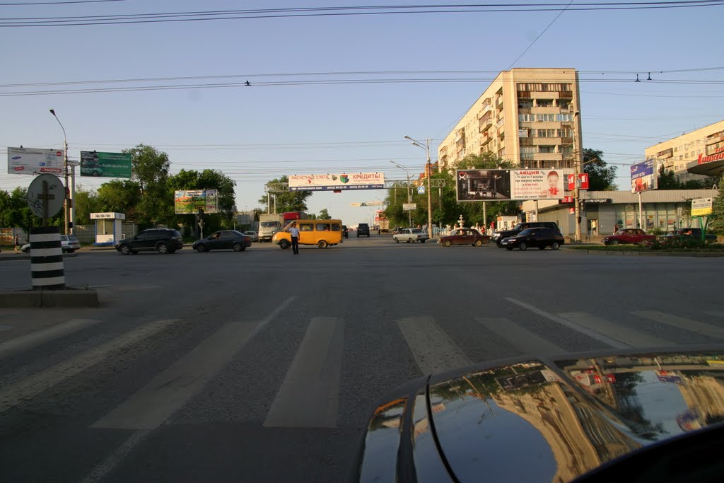 Пересечение Жукова и Рокоссовского с регулировшиком.