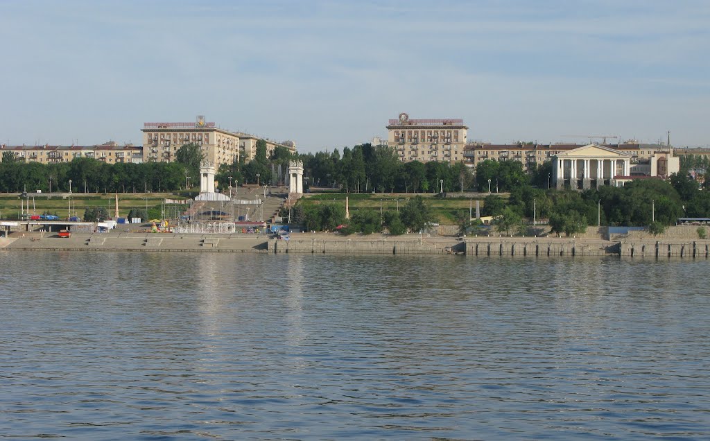 Волгоград. Набережная имени 62-й Армии /Volgograd-Stalingrad. Central quay named after 62nd army (commander General V.I.Chuikov) In 1942-43 in Stalingrad on this river bank Volga was a Great Victory. In 1952  the central quay had been completed.