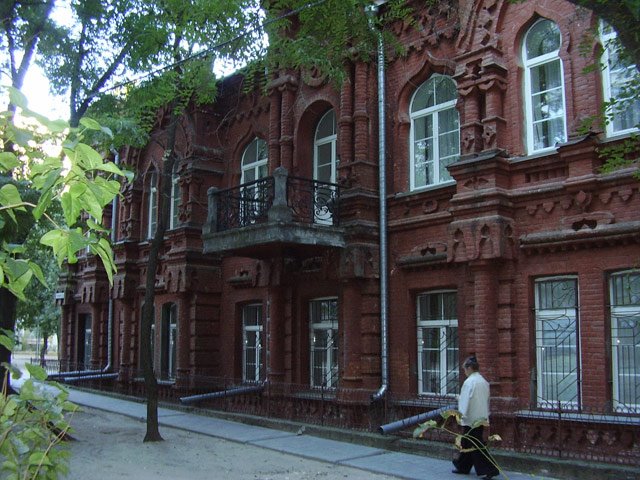 Старинный дом во дворе за магазином Современник