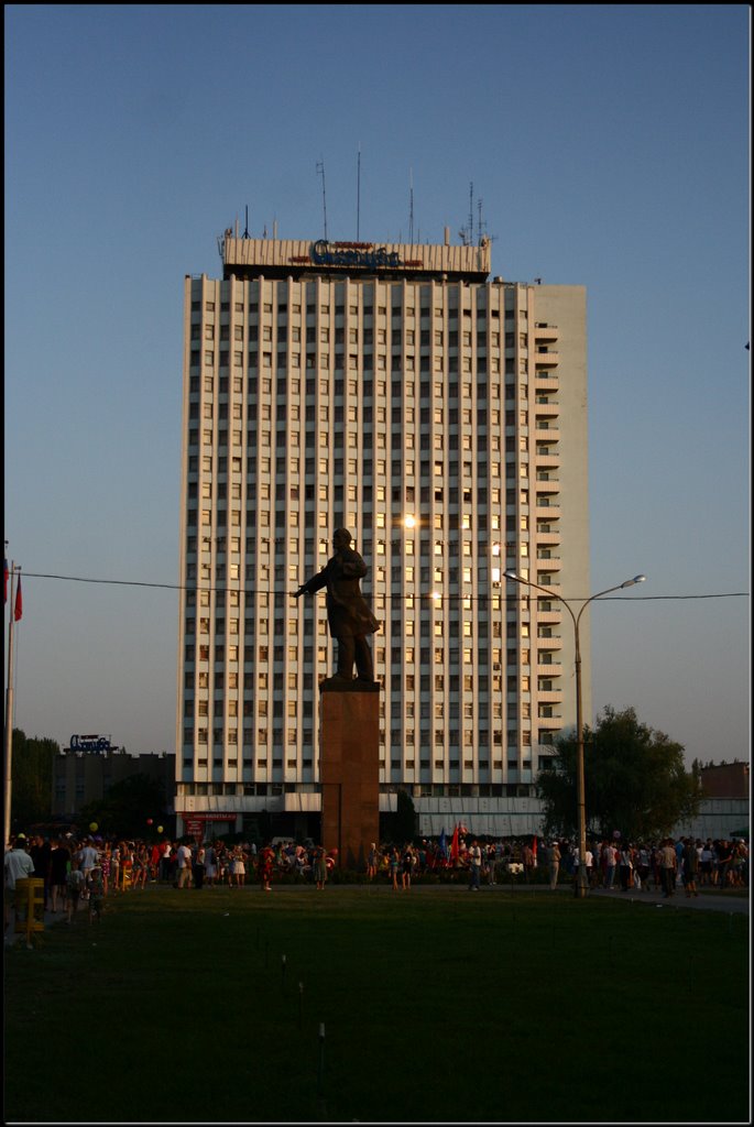 Гостиница Ахтуба, памятник В.И.Ленину. At sunset.