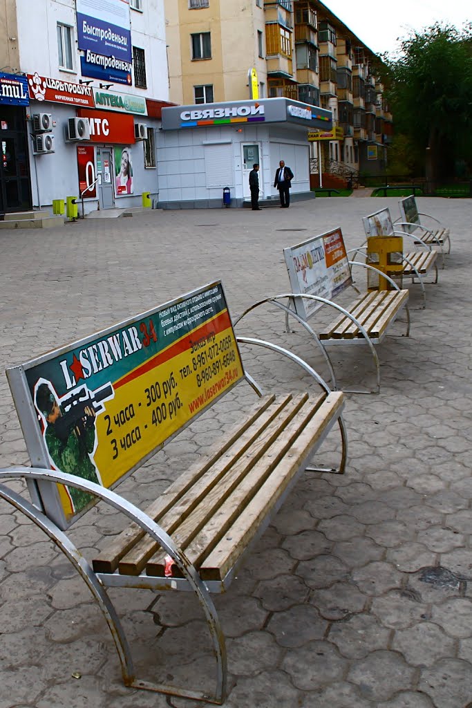 На остановке. At the bus stop.