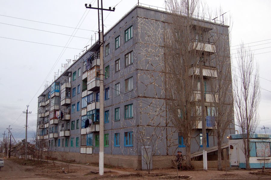 Треснувший дом.