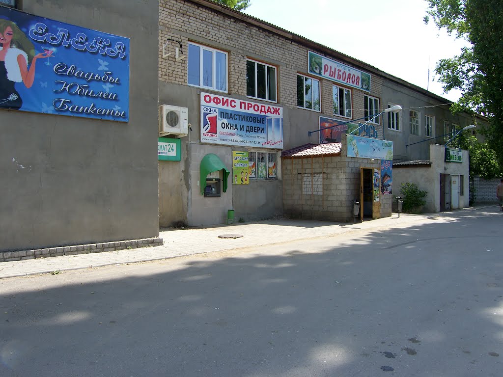 Grocery shop and cash machine