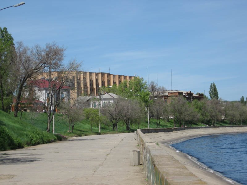 Вид с набережной на гостиницу опава (05.2007)