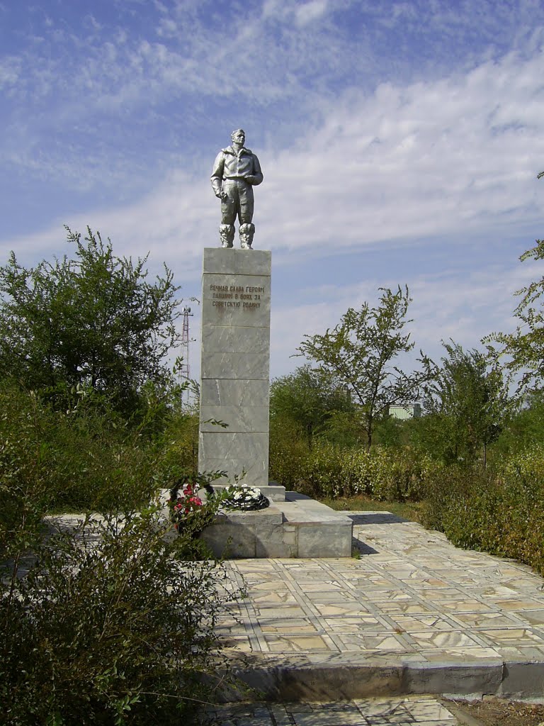 Памятник летчику Серогодскому