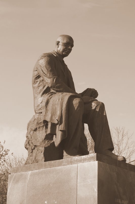 Памятник Серафимовичу