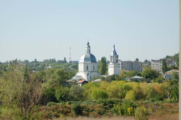 Вид на Воскресенскую церковь при въезде в город