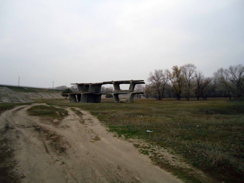 У моста