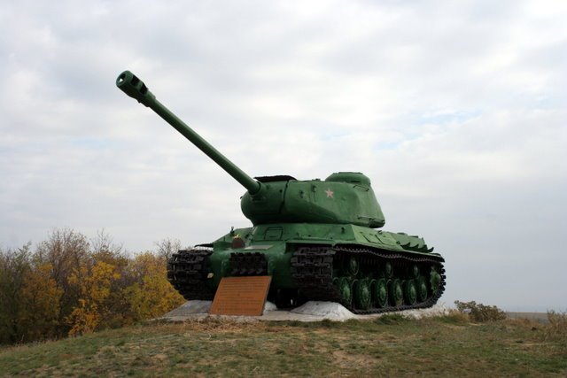 Памятник танкистам. Танк ИС-2, выдаваемый за КВ