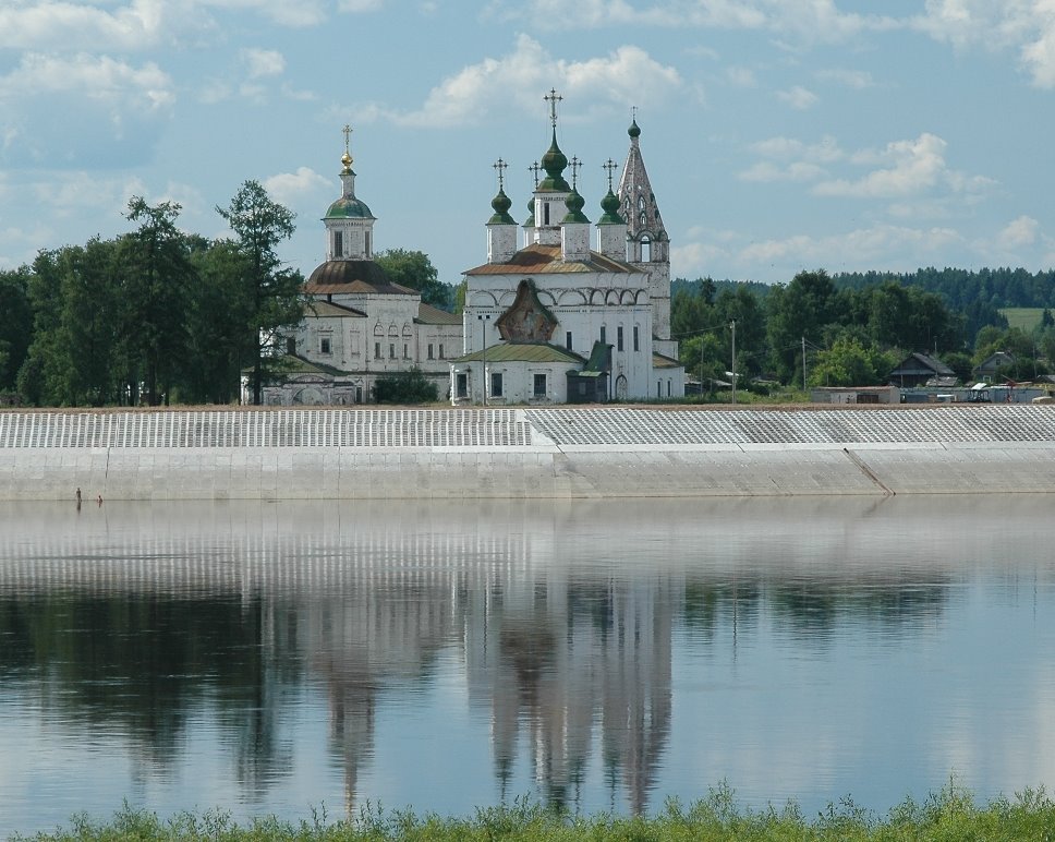 Церкви Сергия Радонежского (слева) и Дмитрия Солунского (справа)