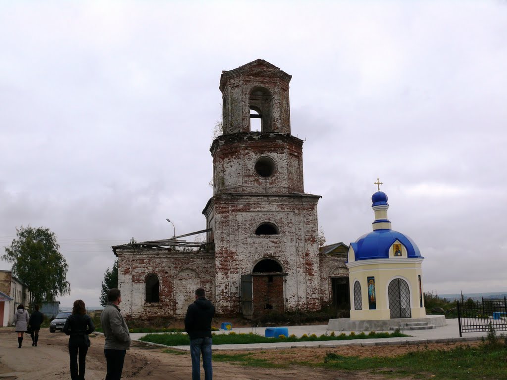 Развалины колокольни Красногорской Покровской церкви.