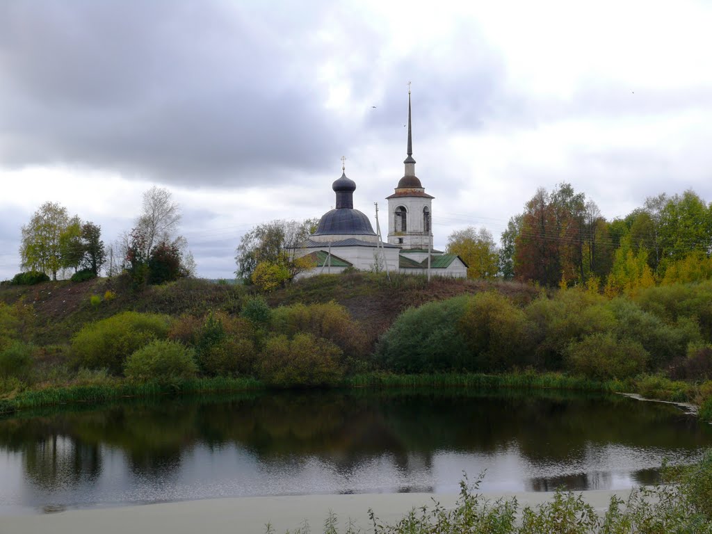 Городище. Пруд. Церковь Чуда Архистратига Михаила в Хонях (церковь Варлаама Хутынского)