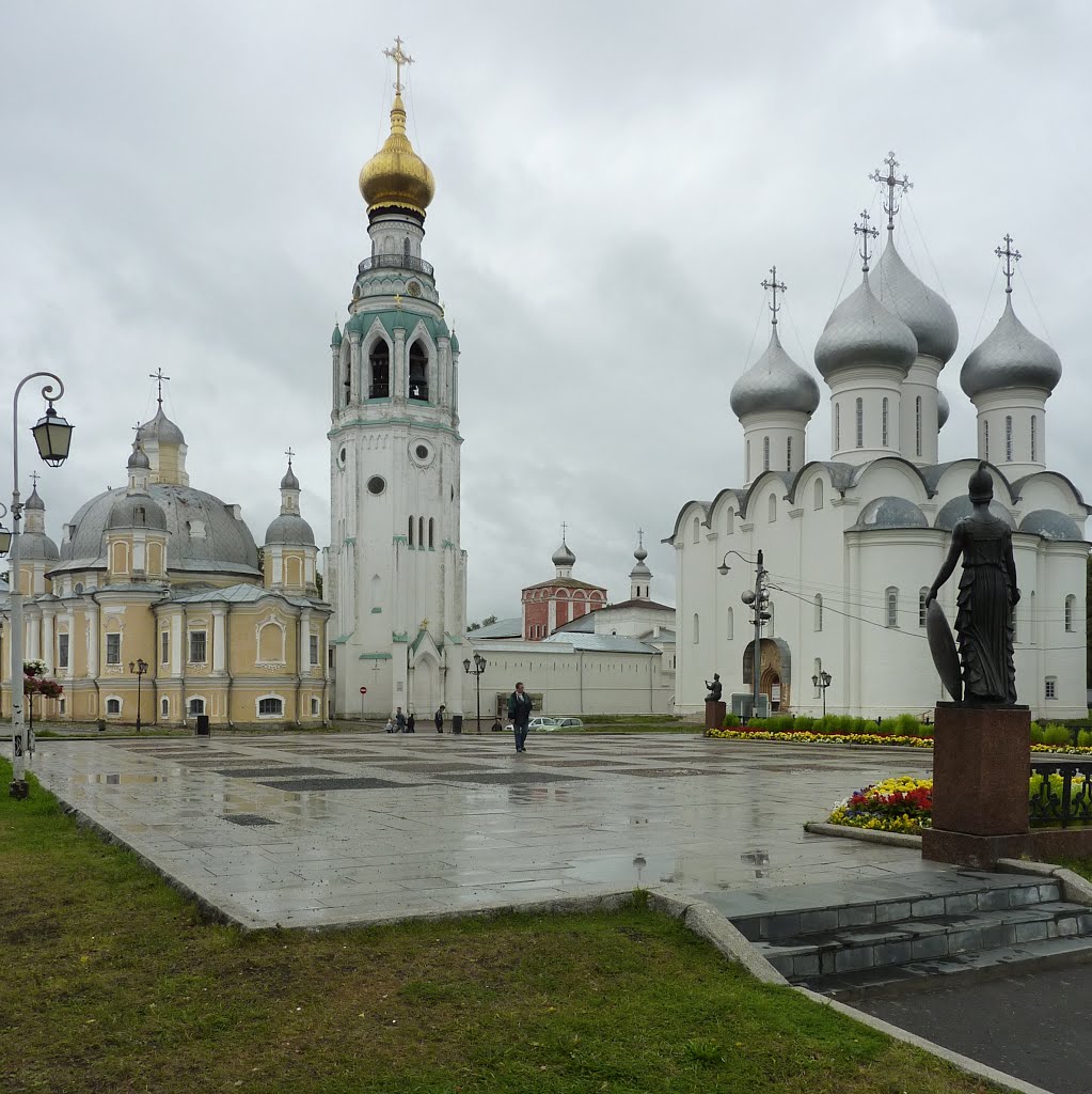 The ensemble of the Vologda Kremlin: Resurrection Cathedral, bell tower, and Saint Sophia Cathedral / Ансамбль Вологодского Кремля: Воскресенский собор, колокольня и Софийский собор