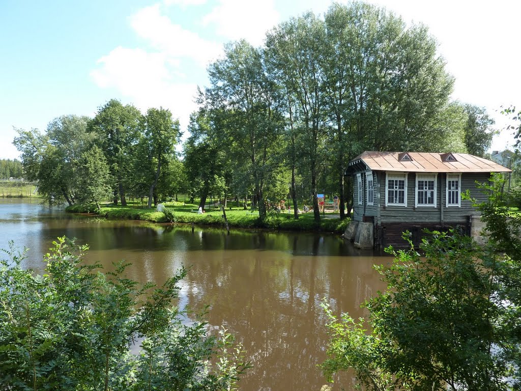 Vytegra. Former hydro-electric station on the Mariinskaya system and a park with playground / Бывший гидроузел на Мариинской системе в Вытегре, на одноимённой реке и парк с детской площадкой