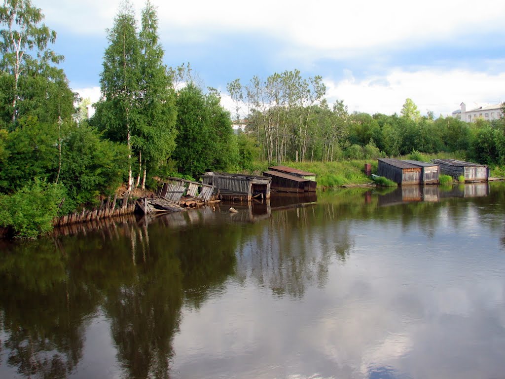 Older garages for boats on the Vytegra river / Старые лодочные гаражи на реке Вытегра