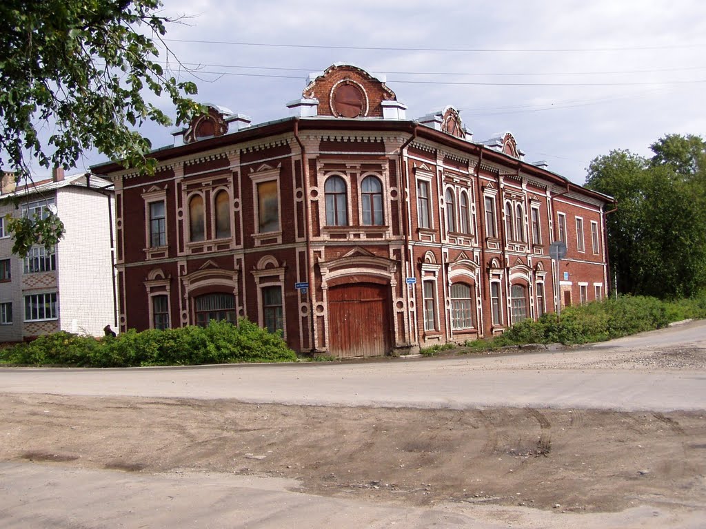 Раньше здесь был городской Дом Культуры, теперь районный центр детского творчества.