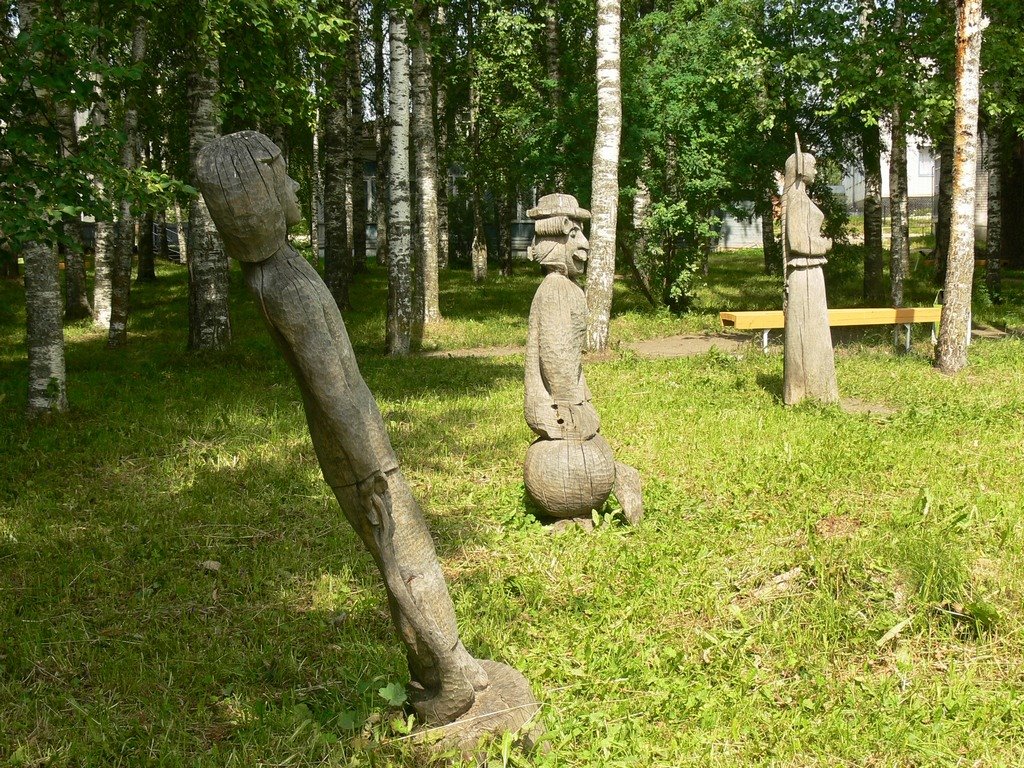 Деревянные скульптуры в городском парке Тотьмы
