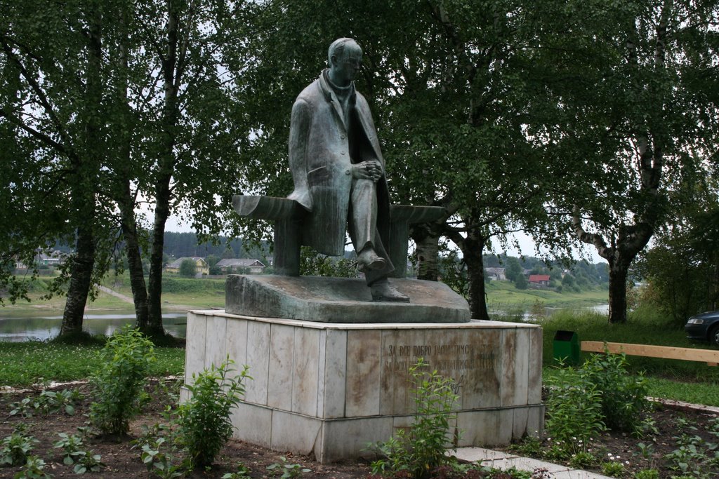 Памятник поэту Николаю Рубцову в Тотьме.