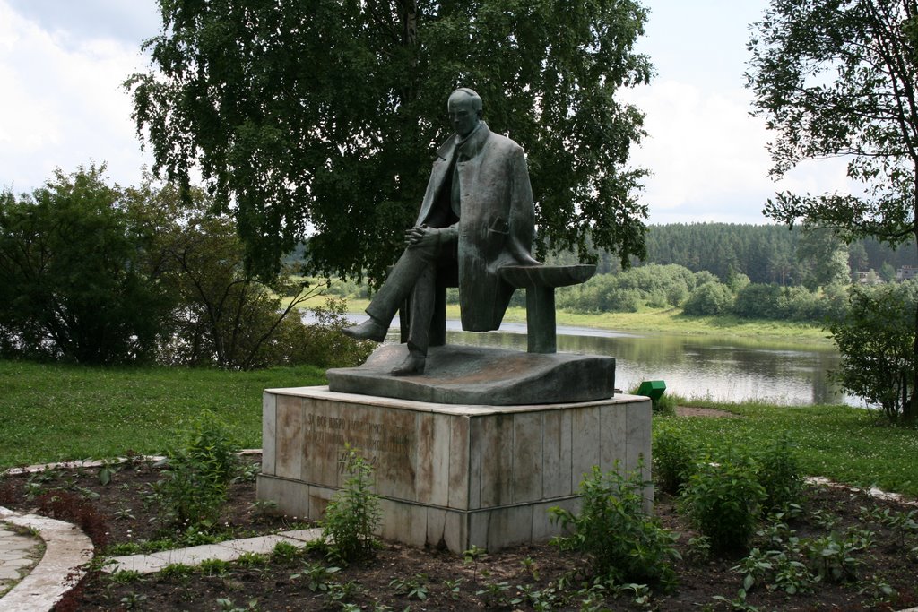 Памятник поэту Николаю Рубцову в Тотьме.